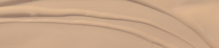 מריחת Luminous Foundation - מייקאפ למראה עור טבעי ואחיד בגימור זוהר